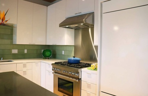 Snail House | Modern Home with Kitchen in Silicon Valley Awaits You