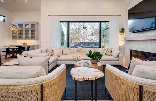 Allandale House | Modern Elegance with Pool & Spa Near Downtown