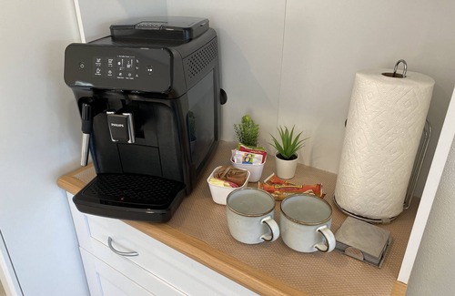Belmont Apartment | Modern Private Studio with Kitchen in a Quiet Setting
