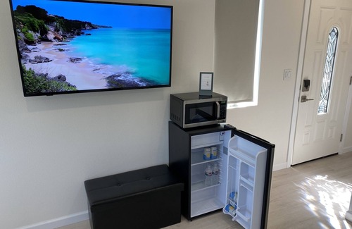 Belmont Apartment | Modern Private Studio with Kitchen in a Quiet Setting