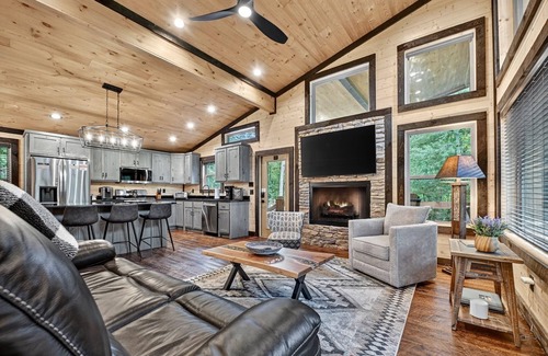 Cherry Log Cabin | Modern Rustic Retreat in Aska Adventure Area with Hot Tub