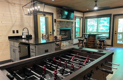 Cherry Log Cabin | Modern Rustic Retreat in Aska Adventure Area with Hot Tub