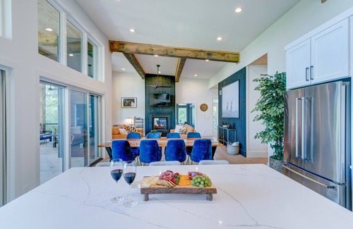 Mineral Bluff Cabin | Modern Rustic Retreat Near Blue Ridge with Hot Tub & Spa