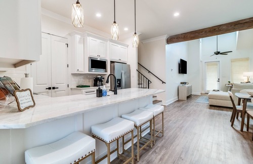 Lafayette House | Modern Townhome with Cajun Flair in Lafayette's Heart