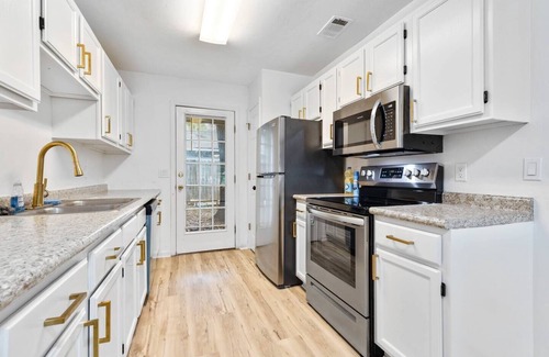 Griffin Heights House | Modern Townhouse Near FSU - Guest Rated 9.6/10 & Family-Friendly