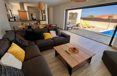 Vila do Bispo Villa | Modern Villa with Pool, 5 Min from Beach - Rated 9/10