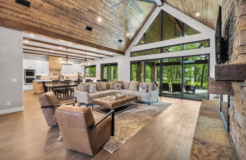 Afton House | Discover New Monkey Island Lodge: Hot Tub & Lake Views!