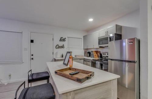 Neartown Apartment | NEW Montrose Gem! Central to Museum District & Downtown Houston