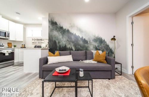 Old Strathcona Apartment | Modern Mountain Chic Suite on Whyte Avenue with Netflix & WiFi