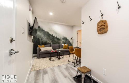 Old Strathcona Apartment | Modern Mountain Chic Suite on Whyte Avenue with Netflix & WiFi