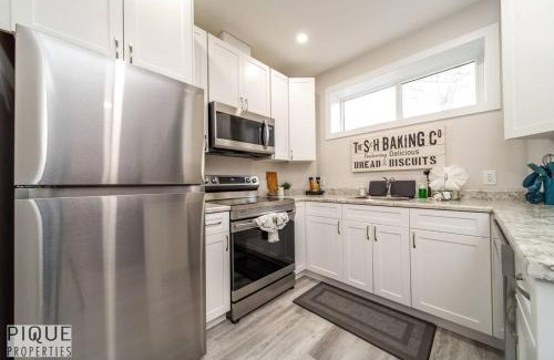 Old Strathcona Apartment | Modern Mountain Chic Suite on Whyte Avenue with Netflix & WiFi