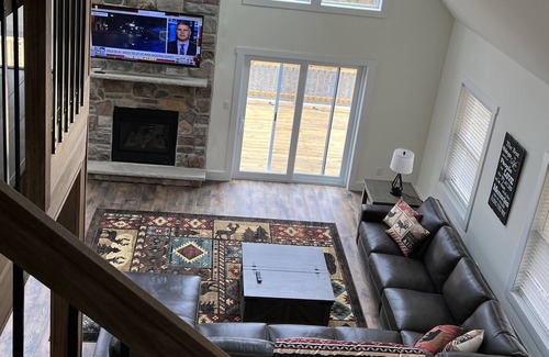 Jim Thorpe Ski Chalet | NEW! “MountainWoods" Family Chalet at Bear Creek Lakes, Beach, Lake, Pool, Ski!