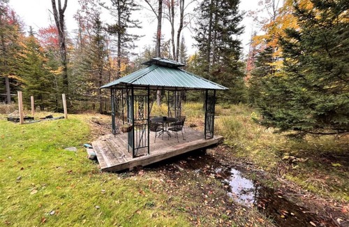 West Dover Ski Chalet | Mountain Retreat: Mt Snow Chalet with Privacy & Amenities