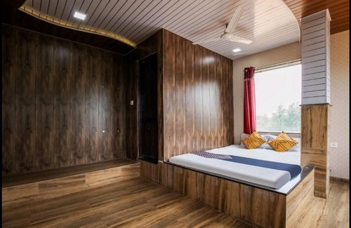 Chikhaldara Hotel | Cozy Natraj: Family-Friendly Hotel with Breakfast Included