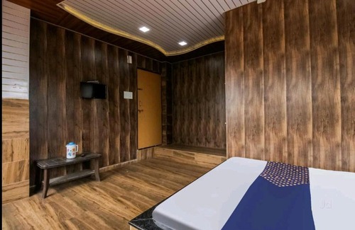 Chikhaldara Hotel | Cozy Natraj: Family-Friendly Hotel with Breakfast Included