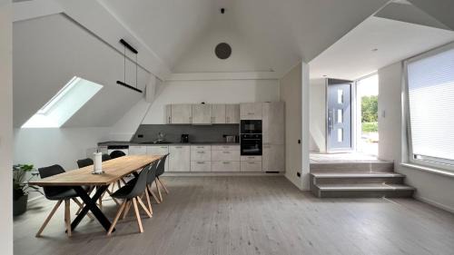 Wunsdorf Apartment | Inviting New Nomads Ferienwohnung with Lake Views