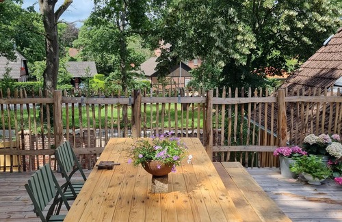 Lachendorf Apartment | Top-Rated Jarnsen Oberstübchen with Balcony & Pet-Friendly