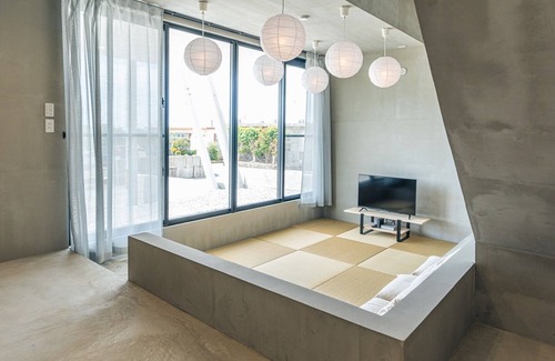 Nashiro House | Stylish Getaway: 1 Minute to the Beach at Nashiro White Cube