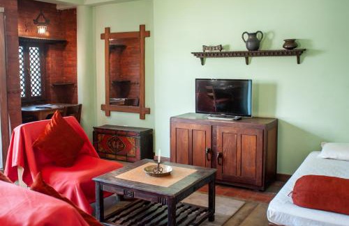 Thamel Apartment | Pet-Friendly New Orleans Apartment with Hot Tub and Dining