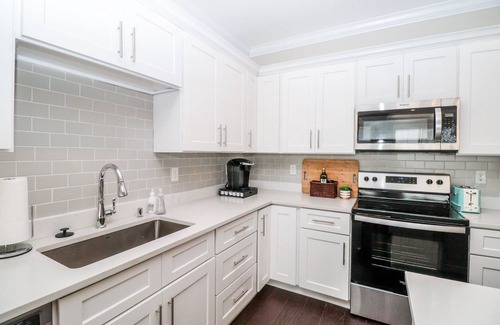 Oxford House | New Oxford TownHome: Family-Friendly with Pool & Spa