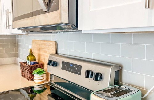 Oxford House | New Oxford TownHome: Family-Friendly with Pool & Spa