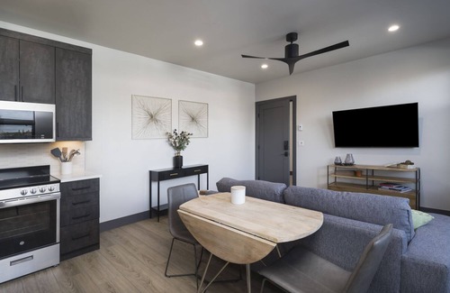 Historic District Condo | Modern Park Ave Flat 4: Guest Rated 9.6, Steps from Fun!