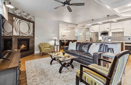 Eagle House | NEW! Peaceful Parkside Escape | High-End Kitchen | Screened Patio | BBQ | Walk to Downtown Eagle!