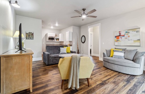 Eagle House | NEW! Peaceful Parkside Escape | High-End Kitchen | Screened Patio | BBQ | Walk to Downtown Eagle!