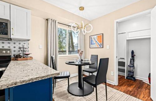 Roseville Apartment | Modern Pet-Friendly 1BR Retreat in Vibrant Roseville