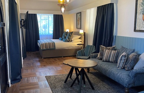 Shirrell Heath Hotel | Discover New Place: Family-Friendly with Pool & Dining