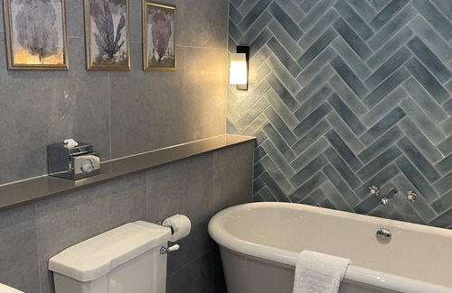 Shirrell Heath Hotel | Discover New Place: Family-Friendly with Pool & Dining
