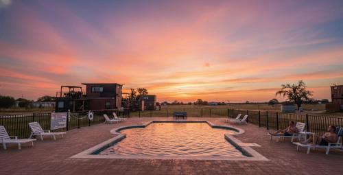 Fredericksburg House | New Pool, Cornhole, Patio, Hot Tub & Pickleball