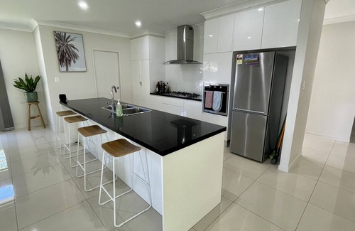Trinity Park House | Trinity Beach Haven: Ideal Family Retreat with Pet-Friendly Perks