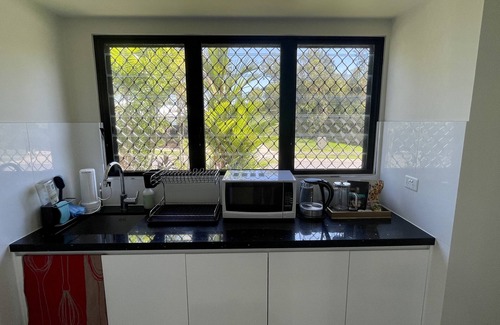 Trinity Park House | Trinity Beach Haven: Ideal Family Retreat with Pet-Friendly Perks