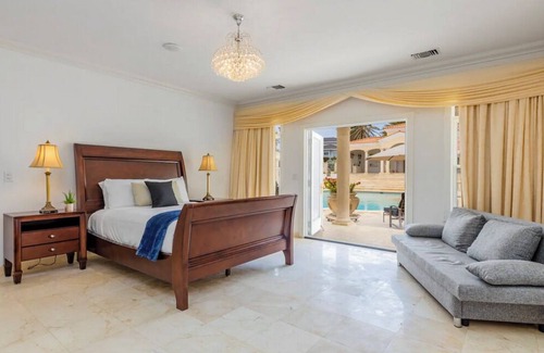 Malmok House | Exquisite 2BR Pool House with Ocean View & Spa Amenities