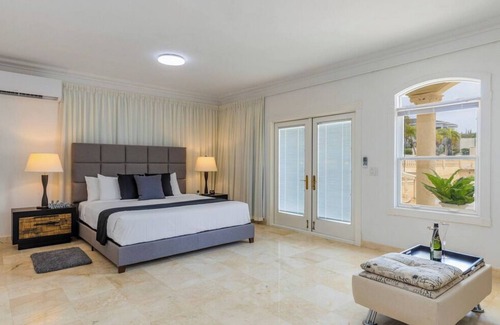 Malmok House | Exquisite 2BR Pool House with Ocean View & Spa Amenities
