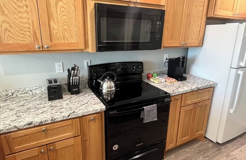 Thackerville House | NEW! Prime Location to Casino Excitement with 2 King Beds and No Cleaning Fees.