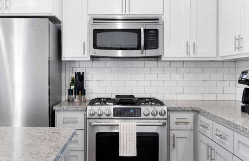 St. Edwards House | Private Backyard Retreat, Steps to SoCo - 10/10 Guest Rated