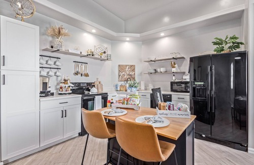 Peoria House | New, Private Guest House with Garage and Gym