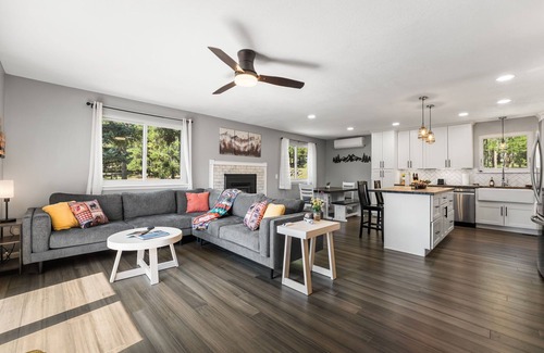 Richmond Hill Corridor House | NEW! Private Mountain home in Conifer: Hot tub, game room, pets. Near Red Rocks!