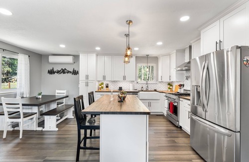 Richmond Hill Corridor House | NEW! Private Mountain home in Conifer: Hot tub, game room, pets. Near Red Rocks!