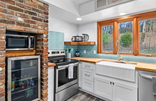 Hendersonville House | Discover a Stylish Retreat with Pool & Games Room in Nashville