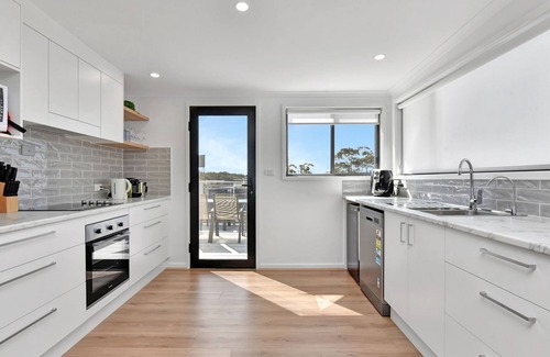 Sunshine House | Seabreeze Bungalow: Lakeview Retreat with Pet-Friendly Perks