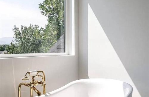 Ralston Valley House | Indulge in Luxury with Private Pool, Spa & Game Center