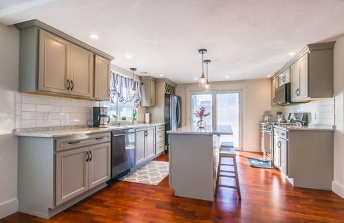 Sandwich House | Pet-Friendly Retreat Steps from the Beach – Rated 10/10