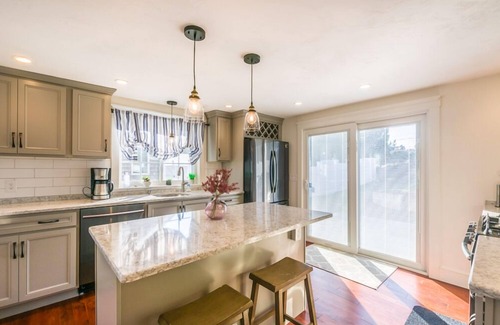 Sandwich House | Pet-Friendly Retreat Steps from the Beach – Rated 10/10