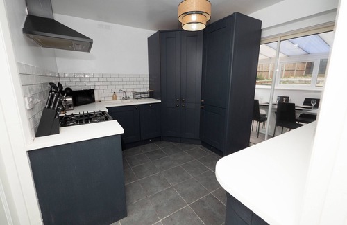 Birmingham House | Refurbished 5-Bed Hotel with Ample Parking & City Access