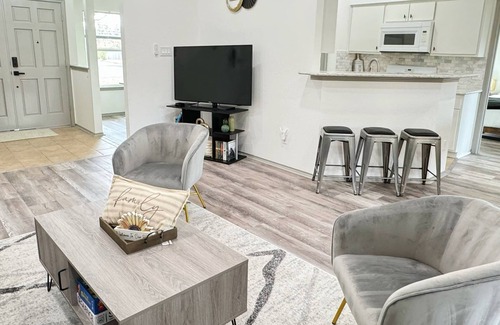 Anderson Mill West House | Pet-Friendly Modern Retreat Near Lake Travis & Domain