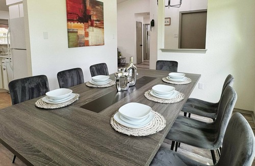 Anderson Mill West House | Pet-Friendly Modern Retreat Near Lake Travis & Domain