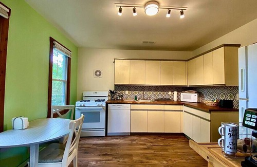 Hurleyville House | Tranquil Agrihood Bungalow Retreat with Fireplace & WiFi